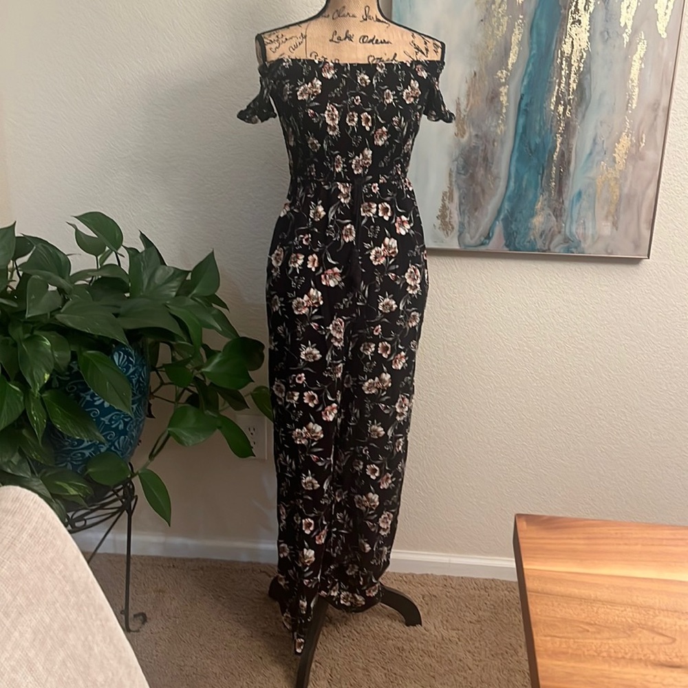 Xhilaration Romper FLORAL JUMPSUIT WITH ELASTIC
Size S 
Excellent condition